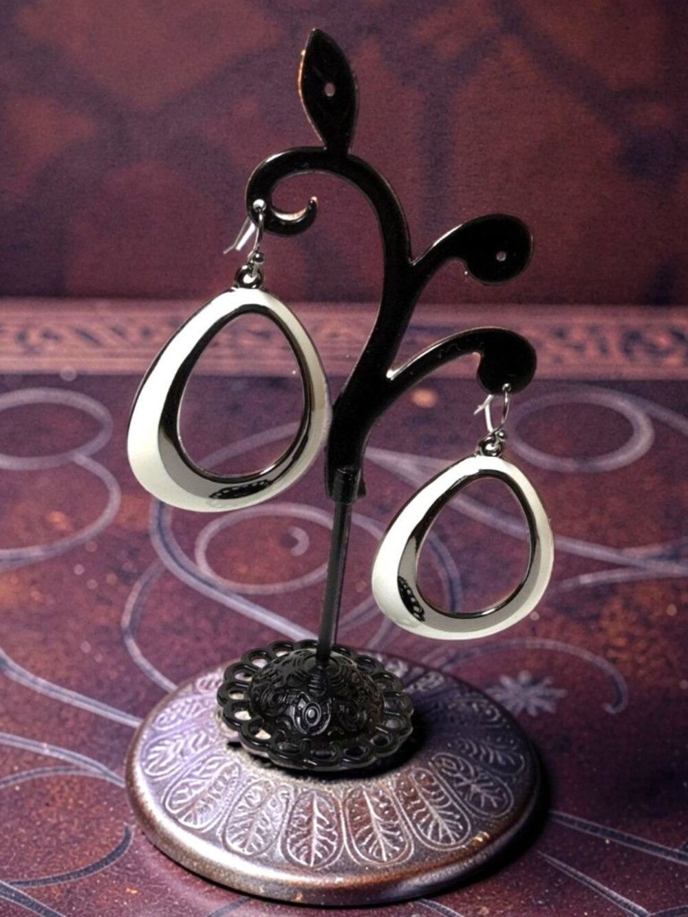 2004 Lia Sophia "Whitewashed" Gunmetal Gray/White Oval Drop Hoop Earrings